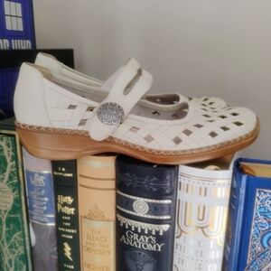 Medallion Cream Leather Super Comfy Walking Mary Janes